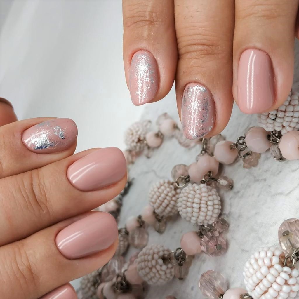 Фото работы мастера стрижка или маникюр